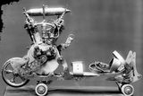 Detail motorových kolečkových bruslí ukazuje, že na svou dobu se jednalo o sofistikované zařízení.