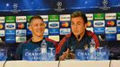 Mario Götze a Bastien Schweinsteiger na tiskové konferenci v Plzni