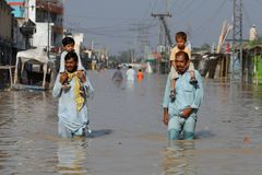 Záplavy v Pákistánu mají už přes 1200 obětí, dětem hrozí smrt kvůli choleře a malárii