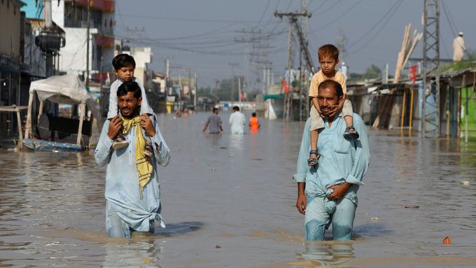 Několik měsíců trvající monzunové deště způsobily velké záplavy v Pákistánu. Zahynulo při nich dosud přes 1200 lidí.