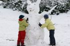 České hory hlásí už i 15 cm sněhu, sněžit bude dál