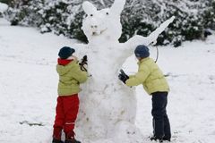 České hory hlásí už i 15 cm sněhu, sněžit bude dál