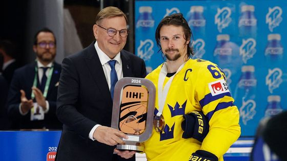 Erik Karlsson s trofejí pro bronzový tým po zápase MS 2024 o 3. místo s Kanadou