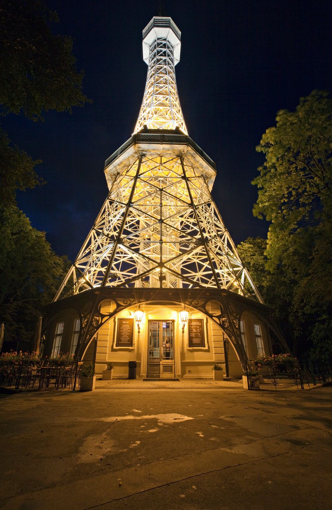 Jednorázové užití / Fotogalerie / Před 130 lety se začala stavět Petřínská rozhledna v Praze