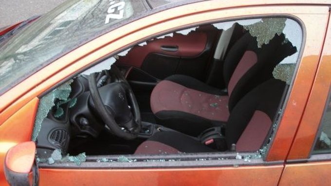Dvojice zlodějů rozbila sklo u osobního auta (ilustrační foto).