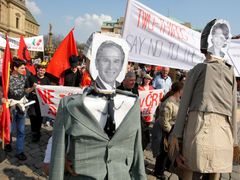 Odpůrci radaru se vydali na pochod přes Vltavu k americké ambasádě. V čele průvodu nesli dvě figuríny s tvářemi G.W.Bushe a Condoleezy Riceové.