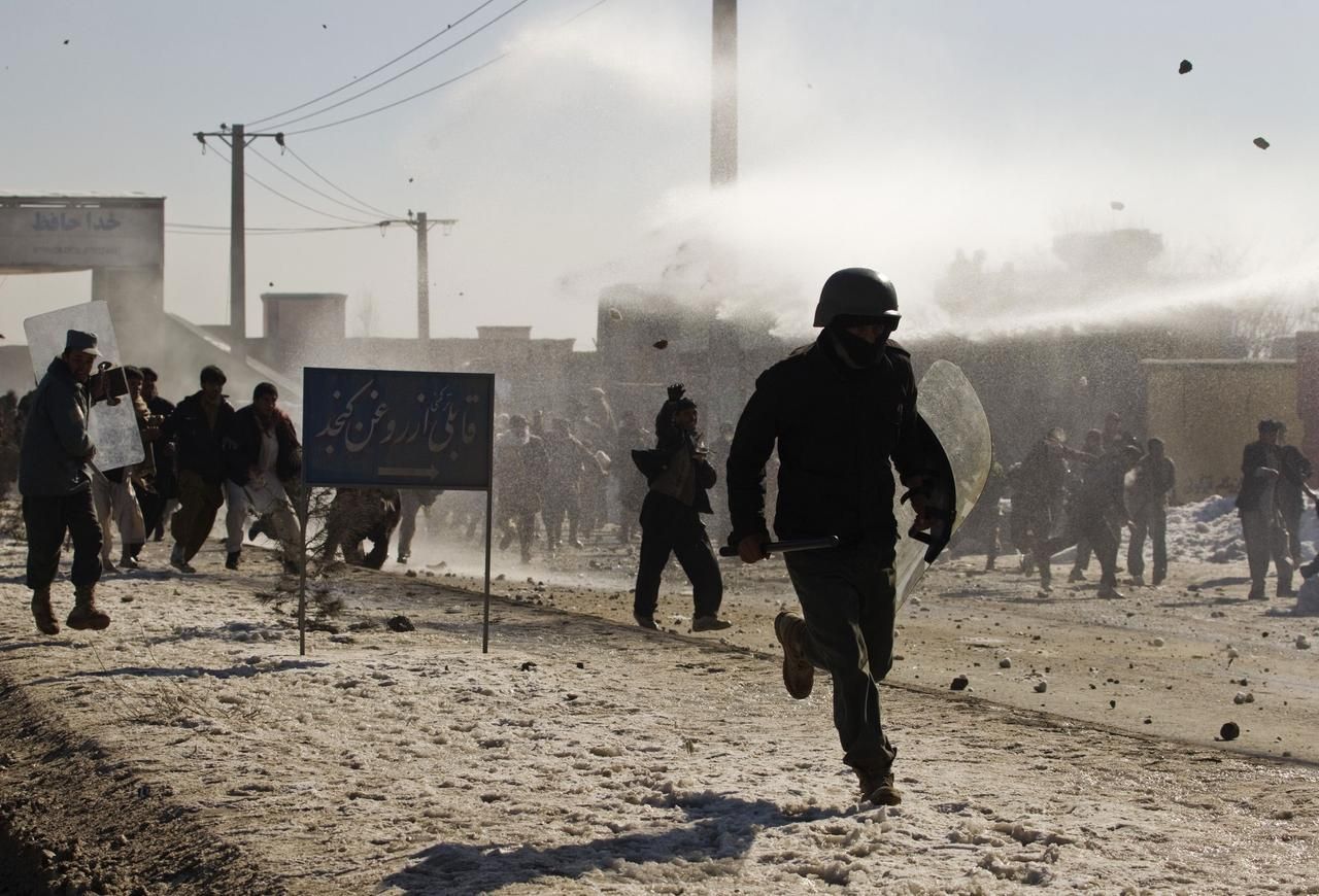 Afghánci protestovali proti pálení koránu na základně USA