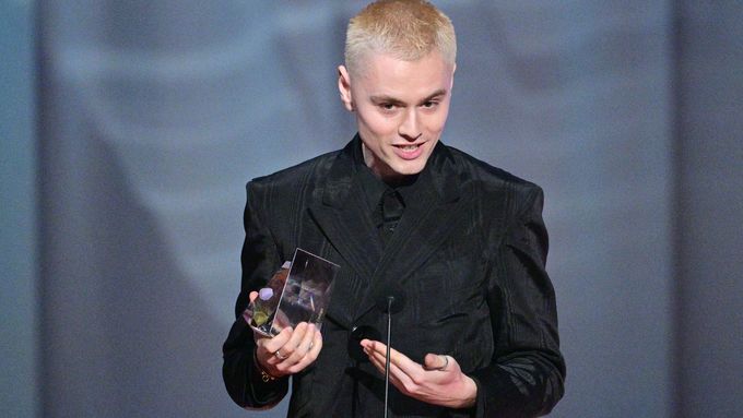 Jan Černý ve své značce Jan Société tvoří současnou pánskou a genderless módu, v níž nezdůrazňuje příslušnost k některému z pohlaví.