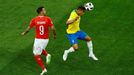 Haris Seferovic a Thiago Silva  v zápase Brazílie - Švýcarsko na MS 2018