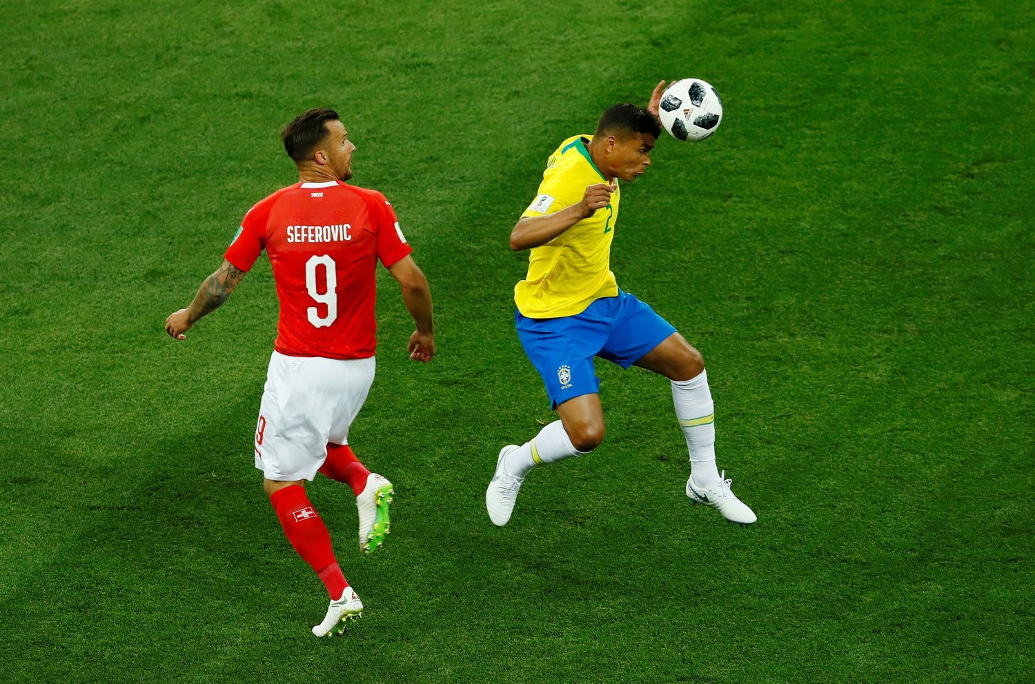 Haris Seferovic a Thiago Silva  v zápase Brazílie - Švýcarsko na MS 2018