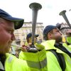 Demonstrace policistů a hasičů před ministerstvem vnitra
