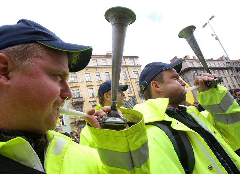 Demonstrace policistů a hasičů před ministerstvem vnitra