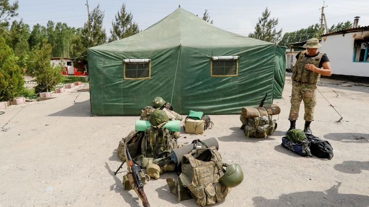 Pohraničníci z Kyrgyzstánu a Tádžikistánu po sobě střílí, nasadili i minomety; Zdroj foto: Reuters