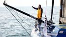 Francouz Charlie Dalin slaví vítězství v jachtařském závode kolem světa Vendée Globe