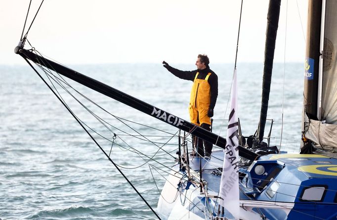 Francouz Charlie Dalin slaví vítězství v jachtařském závode kolem světa Vendée Globe