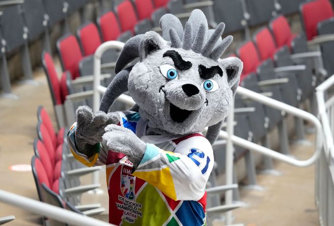 Maskot Spiky v hledišti během čtvrtfinále USA - Slovensko na MS 2021