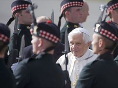 Papež po příletu na edinburghském letišti.