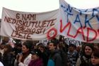 Studenti protestovali proti úřednické  "vládě loutek"