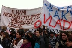 Studenti protestovali proti úřednické  "vládě loutek"
