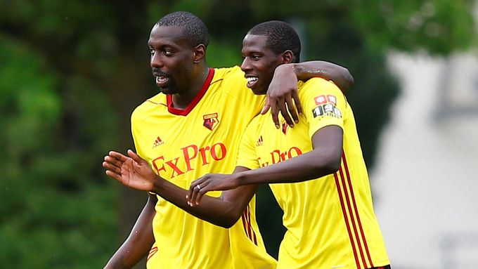 Stefano Okaka a Abdoulaye Doucoure z Watfordu slaví gól v síti Plzně.