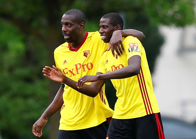 Stefano Okaka a Abdoulaye Doucoure z Watfordu slaví gól v síti Plzně.