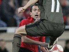 Vladimír Šmicer (vpředu) z Girondins Bordeaux atakuje Martina Enrique Corralese z týmu Osasuna Pamplona v prvním zápase 3. kola Poháru UEFA.