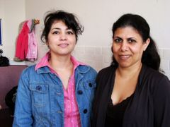 Učitelka Alaviyeh Kandarová a koordinátorka Afsaneh Prachová (vpravo)