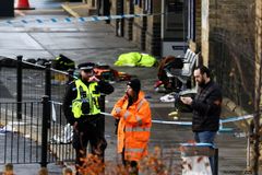 Útok nožem v britském vlaku: deset zraněných, motiv neznámý