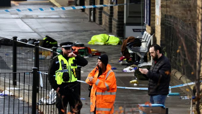 Policisté a záchranáři na místě zásahu na nádraží v Huntingdonu poblíž Cambridge.