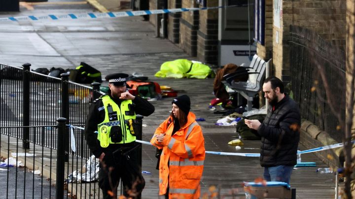 Útok nožem v britském vlaku: devět lidí je v ohrožení života