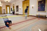 25. leden. I pro tohle je v Bílém domě prostor. První dáma Michelle Obamová během závodu v pytli. Ten se uskutečnil v rámci slavnostního večera její iniciativy proti obezitě "Hýbejme se".