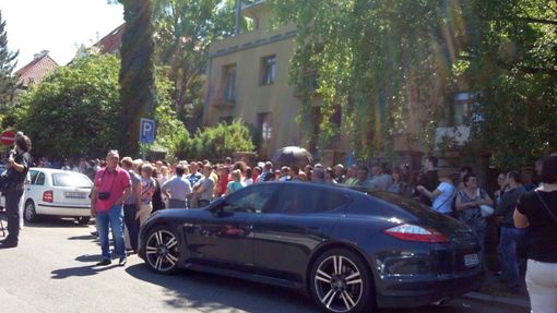 Ukrajinci čekají před ambasádou v Praze. Zájem o volbu nové hlavy státu byl enormní.