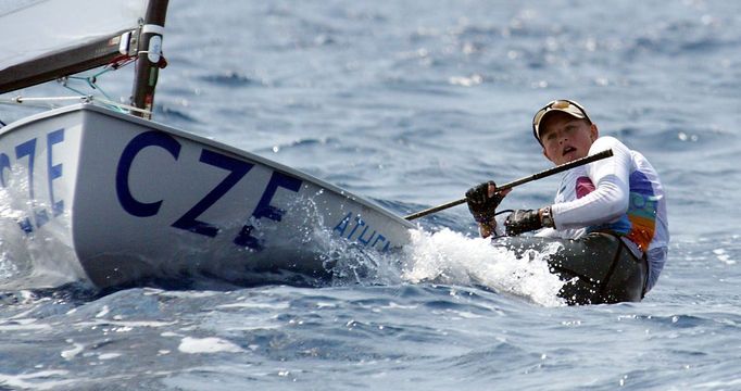 Česká jachtařka Lenka Šmídová během stříbrného závodu na LOH 2004 v Athénách.