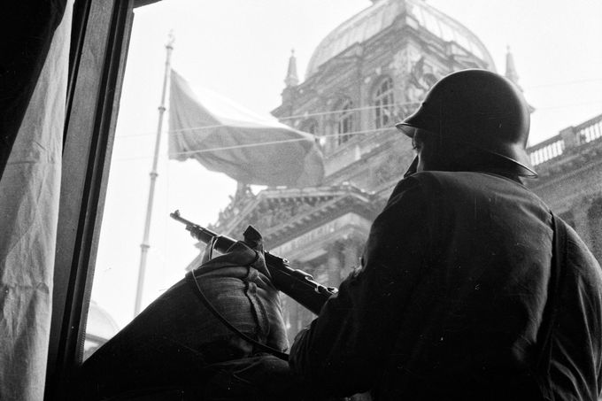 Bojovník na stanovišti u Národního muzea během pražského povstání v květnu 1945.