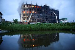 V Bangladéši už druhý den hoří továrna, zemřelo nejméně 52 lidí