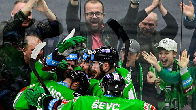 Hokejisté Mladé Boleslavi se radují z branky ve čtvrtfinále play off 2022