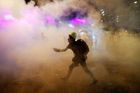 Další násilí při demonstracích za reformy v Hongkongu. Policie opět zatýkala