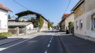 Jsme na okraji města, a jelikož autobusová doprava zde není moc spolehlivá, rozhodli jsme se, že se do centra dostaneme na kole. Budeme sledovat, jak rychle, kvalitně a bezpečně se dostaneme do centra. Zajímat nás však bude i to, jak se město chová k cyklistům a v jakém stavu je veřejný prostor.