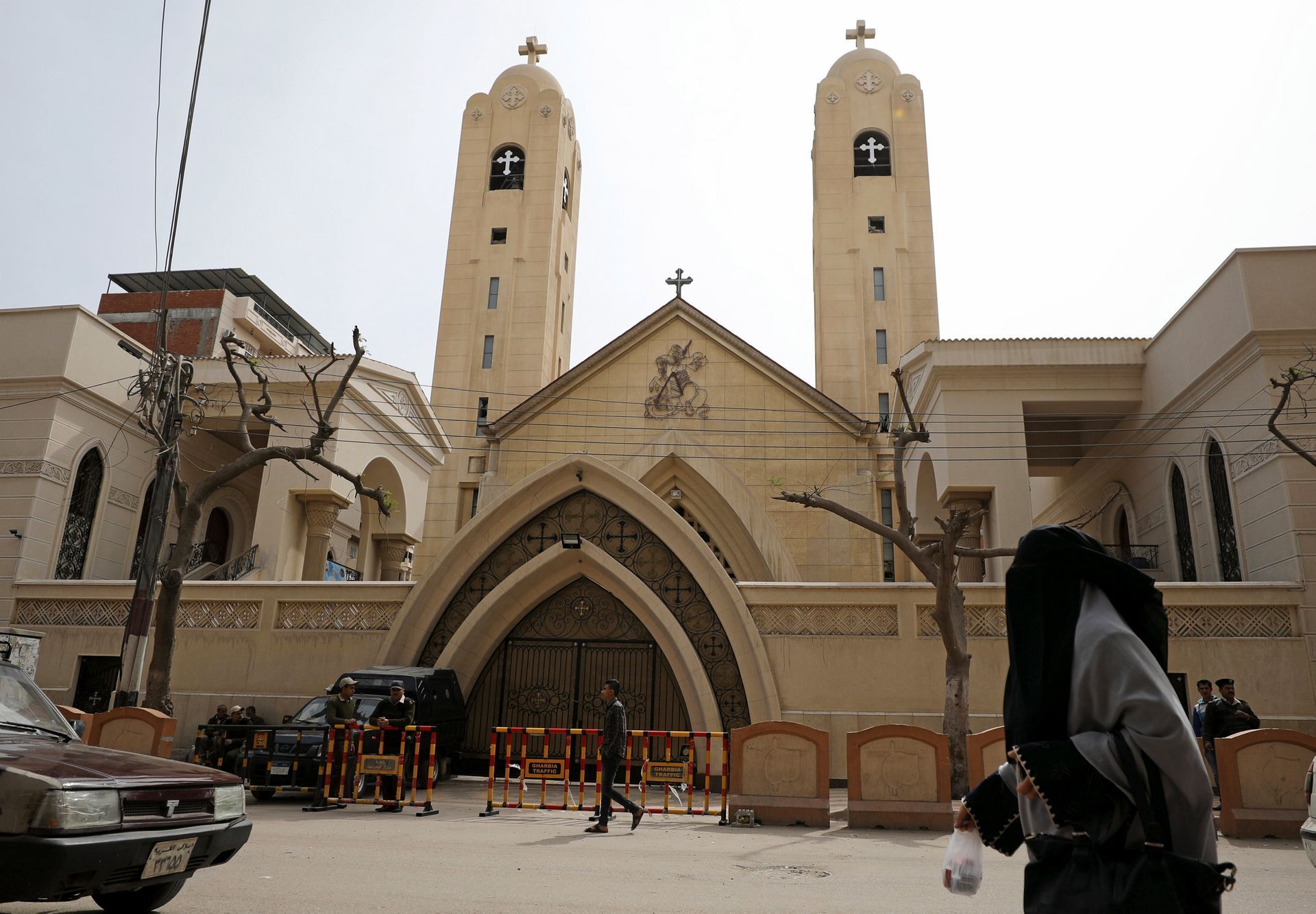 Žena prochází kolem koptského kostela, na který v Egyptě zaútočil sebevražedný atentátník.