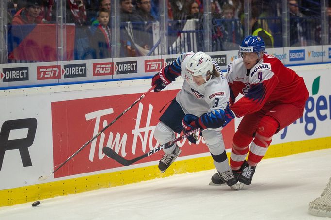 Trevor Zegras a  Radek Kučeřík v zápase MS 20 Česko - USA