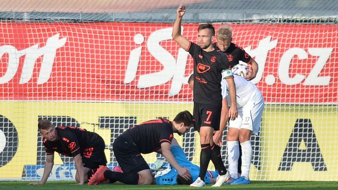 Domácí vstřelili druhý gól při zranění brankáře Hanuše, Jablonec dokázal vyrovnat až v dlouhém nastavení.