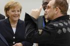 Bono na summitu G8: Merkelové se nedá věřit