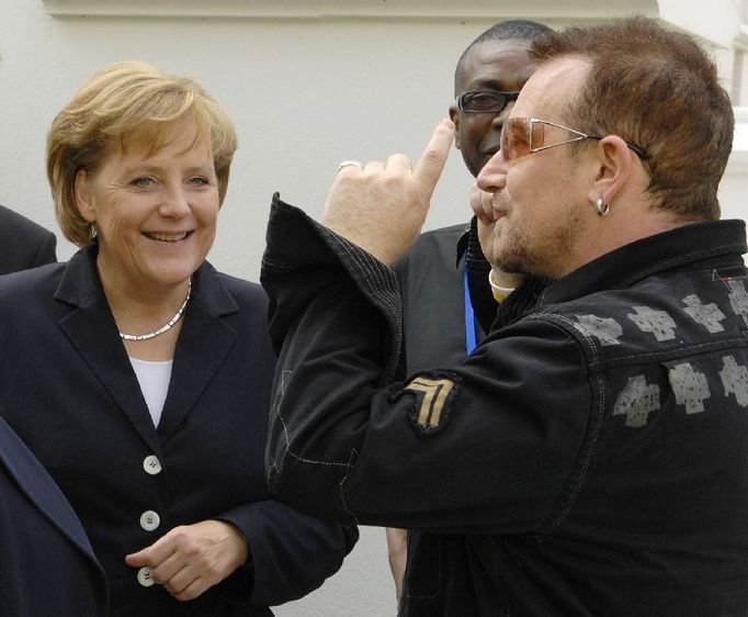 Lídr U2 Bono s Angelou Merkelovou na summitu G8