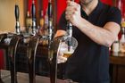 Největší pivovary v Česku zachraňují zavřené hospody. Lidem nabízí koupi poukazů