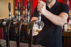 Ztráty pivovarů za čepované pivo loni dosáhly 6 miliard Kč, uvádí studie