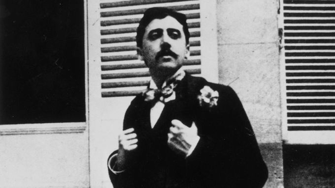 Fotografie Marcela Prousta použitá na obálce anglického souborného vydání jeho děl.