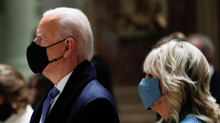Biden se po inauguraci ujme Bílého domu, Trump mu v Oválné pracovně nechal dopis