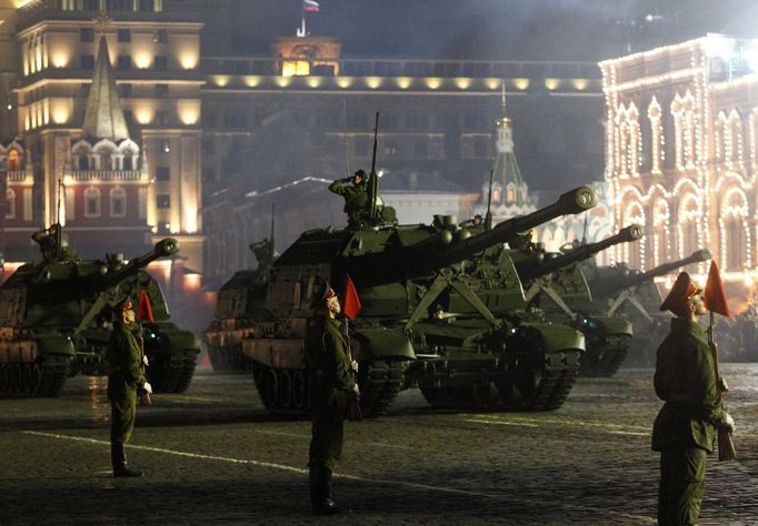 Russian soldiers and tank crews practise their routines for the forthcoming victory day parade during a rehearsal on Moscow's Red Square April 26, 2012. Russia marks victory over Nazi Germany in World War 2 on May 9. REUTERS/Mikhail Voskresensky (RUSSIA - Tags: ANNIVERSARY MILITARY) Published: Dub. 26, 2012, 8:30 odp.