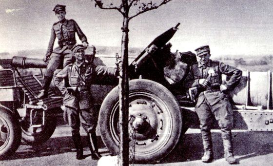 Polští vojáci 9. baterie 37. pluku lehkého dělostřelectva při přesunu do českého vntrozemí po bojích ve Šluknovském výběžku.