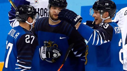 Finští hokejisté slaví postup do čtvrtfinále ZOH 2018 (Kontiola, Kemppainen, Hartikainen)
